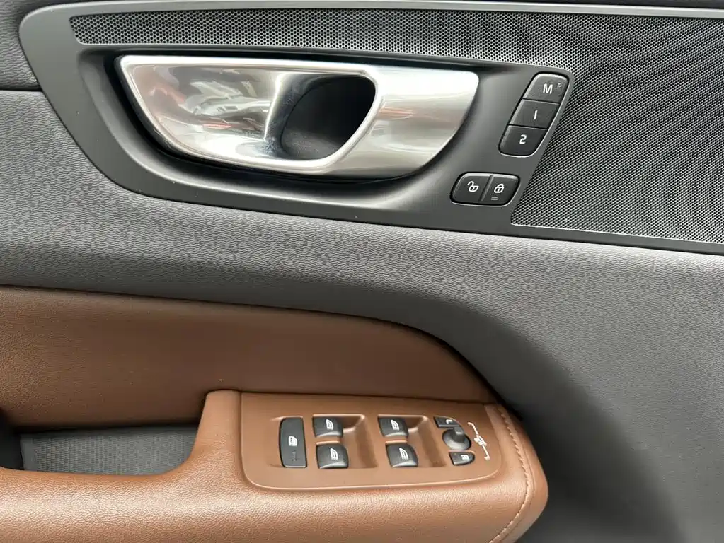 Volvo XC60 2025 B5 four-wheel drive Zhiyi Luxury Edition купить на сайте DeffCars
