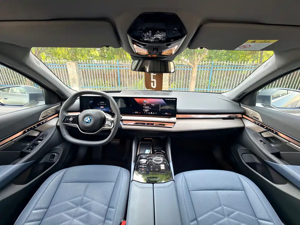 BMW i5 2025 xDrive 50L Luxury Package купить на сайте DeffCars