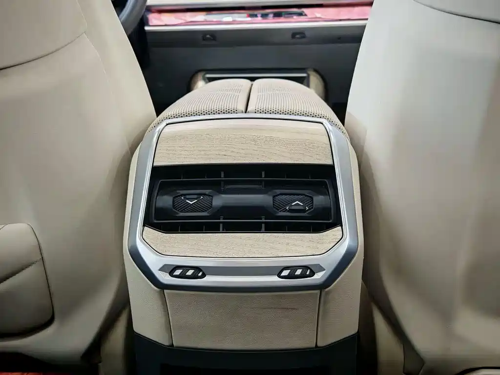 BMW i7 2023 xDrive60L Luxury Package купить на сайте DeffCars