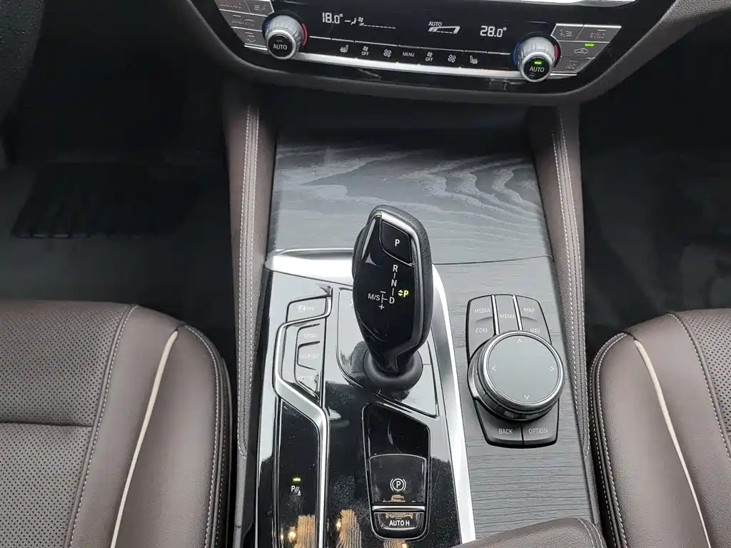 BMW 5 Series 2023 530Li Leading M Sports Package купить на сайте DeffCars