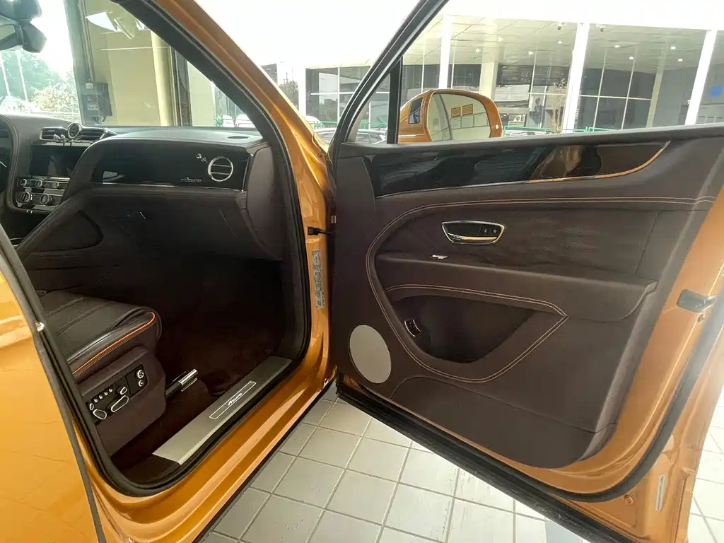 Bentayga 2024 4.0T V8 long wheelbase version купить на сайте DeffCars