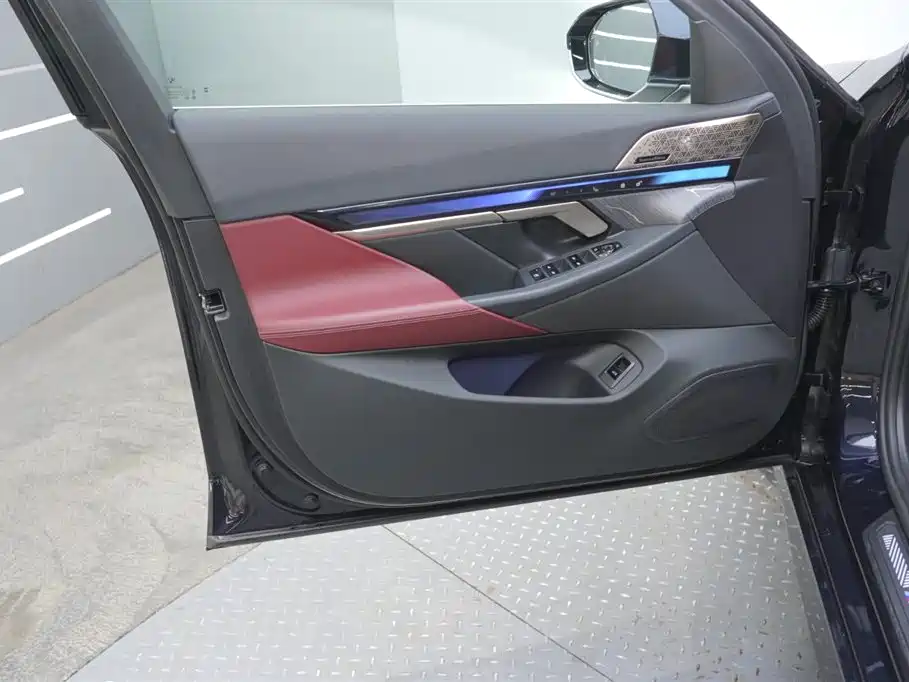 BMW 5 Series 2025 530Li Exclusive M Sports Package купить на сайте DeffCars