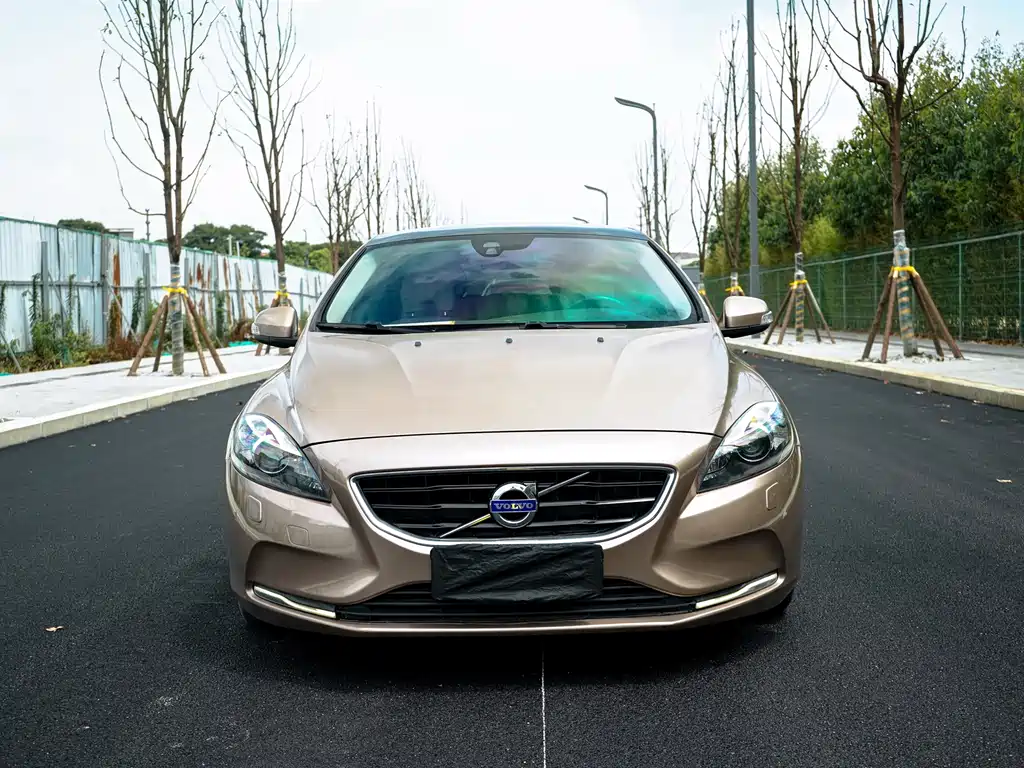 Volvo V40 2015 1.6T Zhiyi Edition купить на сайте DeffCars