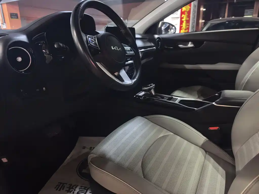 Kia K3 2023 1.5L CVT Deluxe Edition купить на сайте DeffCars