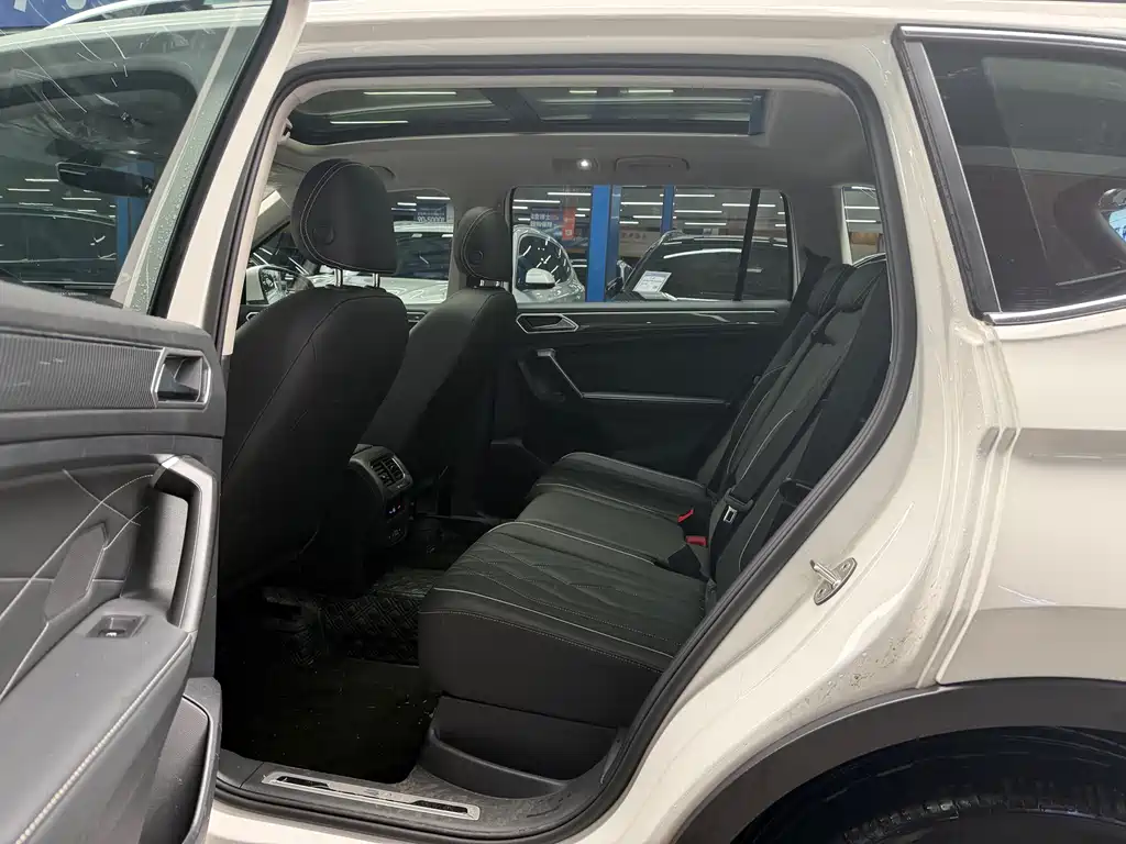 Tiguan L 2022 330TSI automatic two-wheel drive R-Line version купить на сайте DeffCars