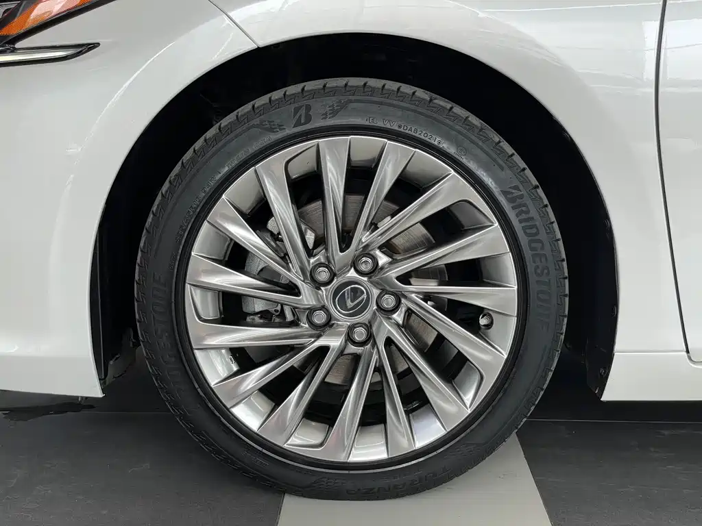 Lexus ES 2021 300h Executive Edition купить на сайте DeffCars