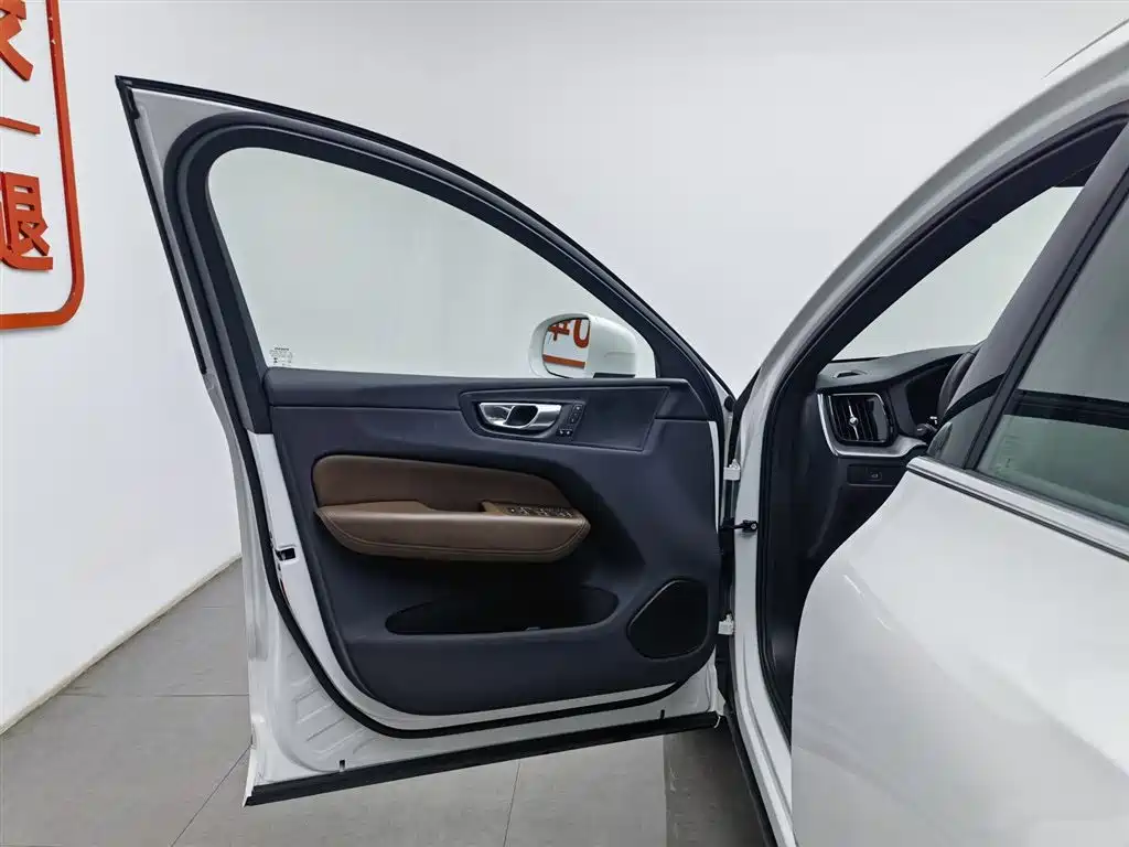 Volvo XC60 2023 B5 four-wheel drive Zhiyi Luxury Edition купить на сайте DeffCars