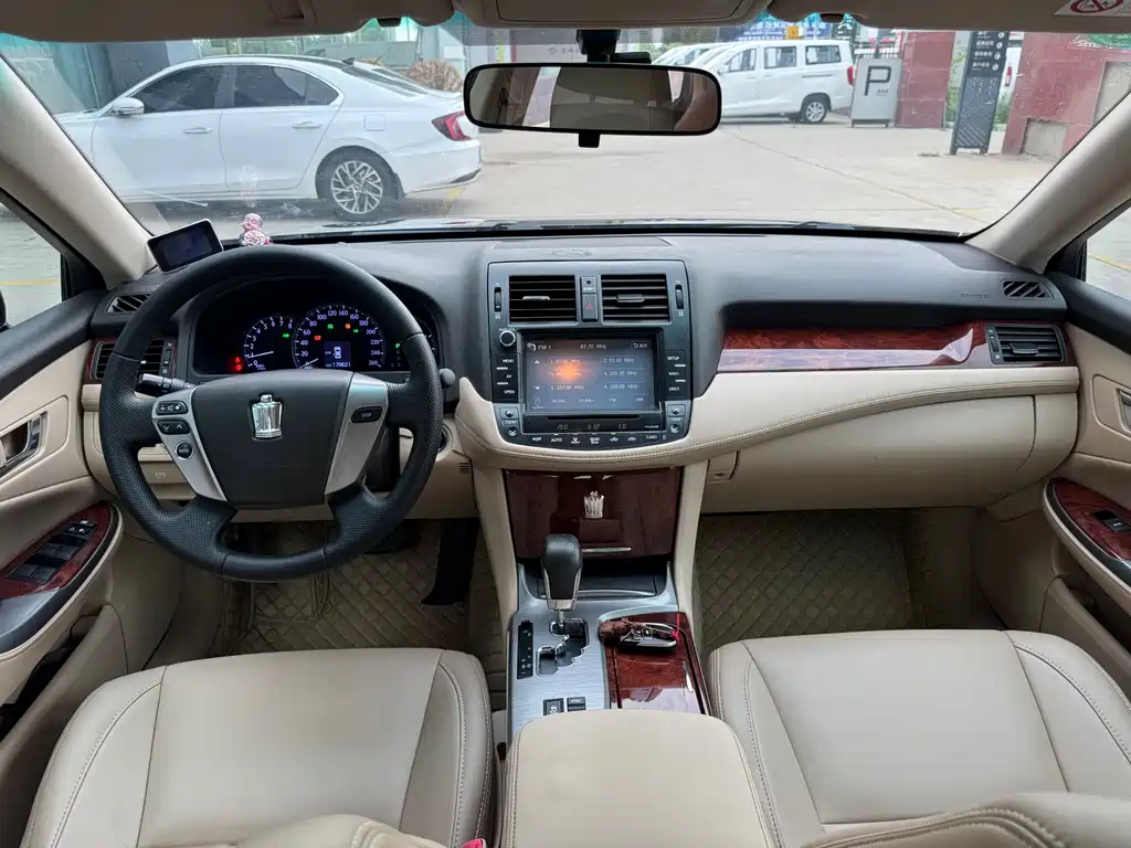 Crown 2012 2.5L Royal купить на сайте DeffCars