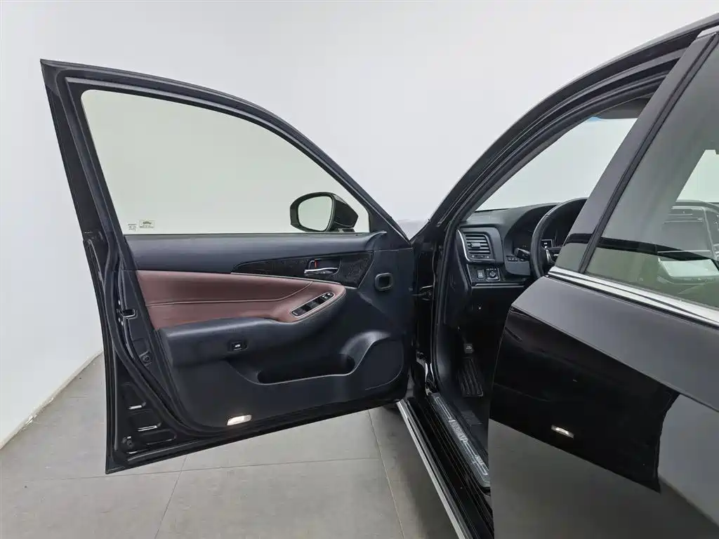 Crown 2018 2.0T Sports Edition купить на сайте DeffCars