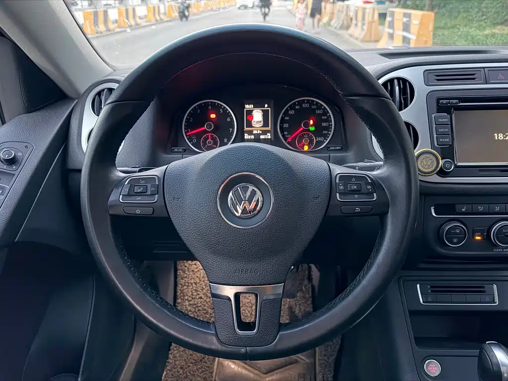 Tiguan 2015 1.8TSI automatic two-wheel drive luxury model купить на сайте DeffCars