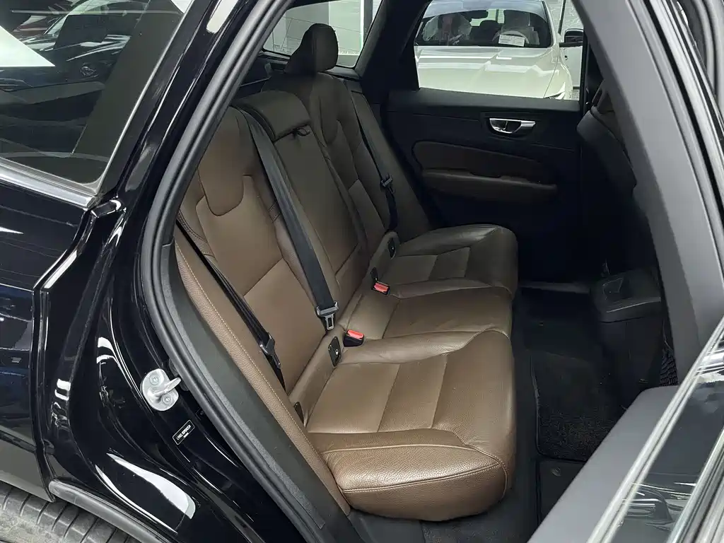 Volvo XC60 2023 B5 four-wheel drive Zhiyuan Deluxe Edition купить на сайте DeffCars