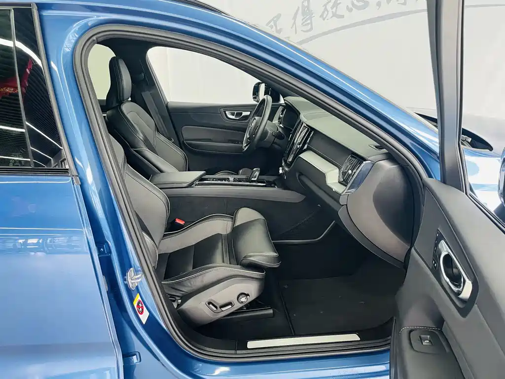 Volvo XC60 Plug-in Hybrid 2021 T8 E-Drive Hybrid Zhiyuan Sports Edition купить на сайте DeffCars