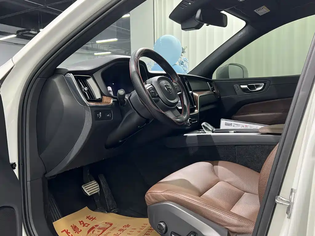 Volvo XC60 2022 B5 four-wheel drive Zhiyi Luxury Edition купить на сайте DeffCars