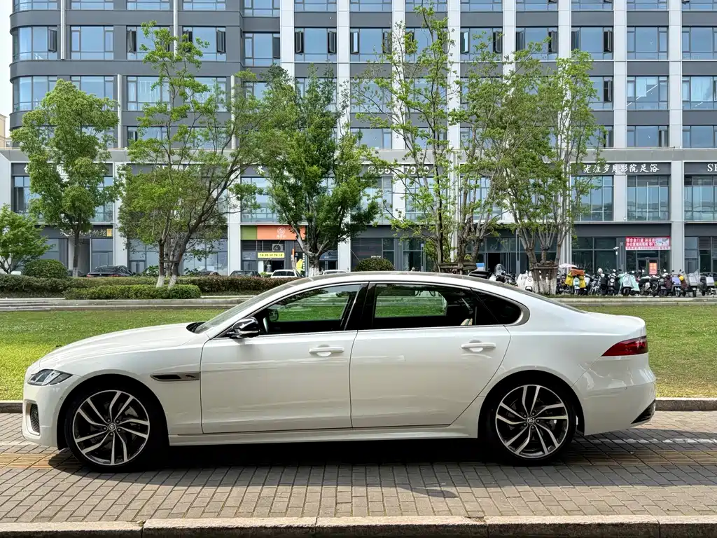 Jaguar XFL 2024 2.0T P300 four-wheel drive flagship sports gold version купить на сайте DeffCars