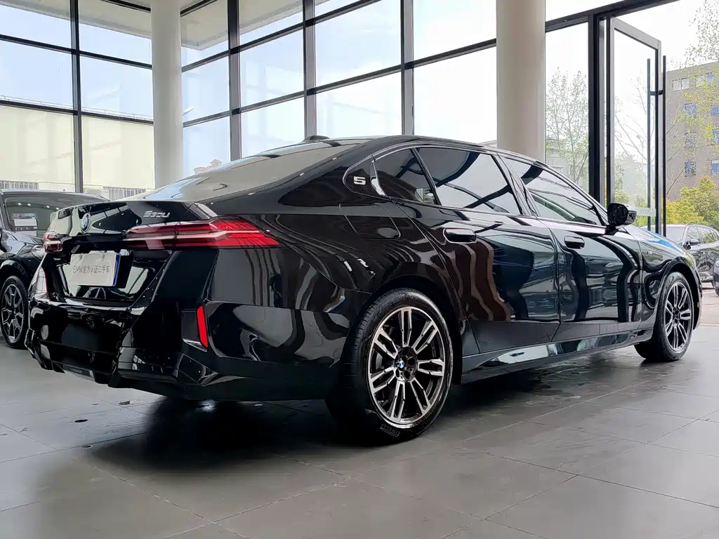 BMW 5 Series 2025 530Li Leading M Sports Package купить на сайте DeffCars