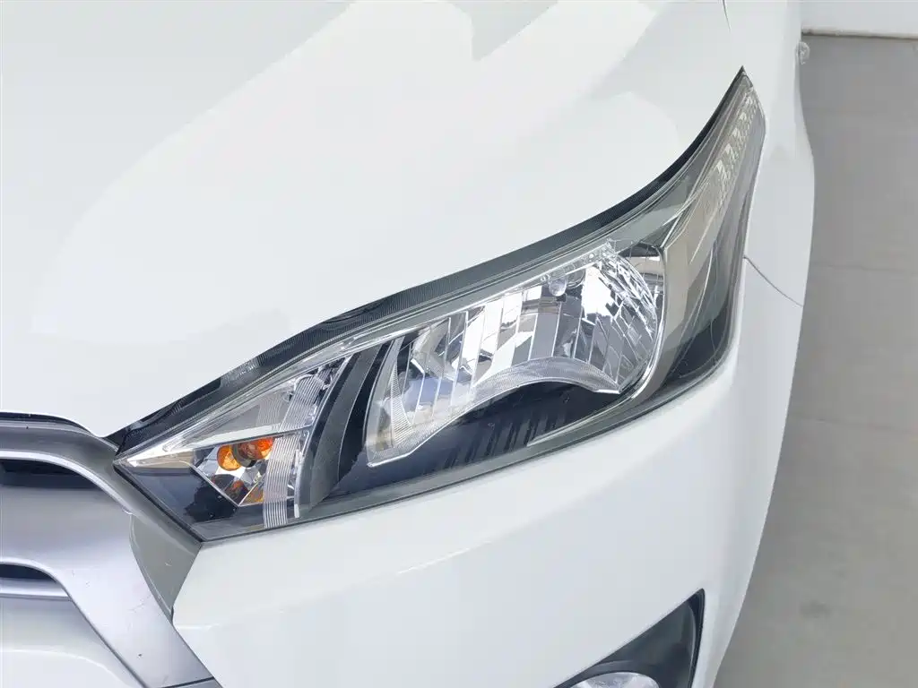 YARiS L 2015 1.5G automatic sunroof special edition купить на сайте DeffCars