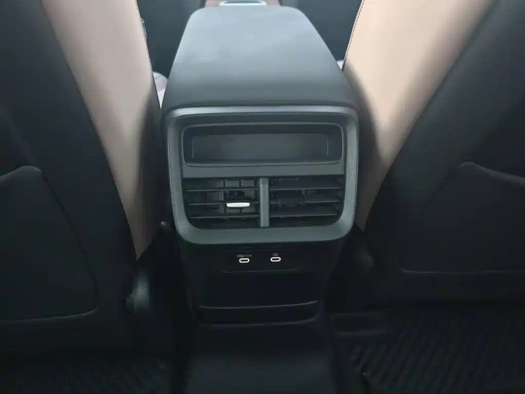 Volvo XC70 plug-in hybrid 2026 model two-wheel drive long range Core купить на сайте DeffCars