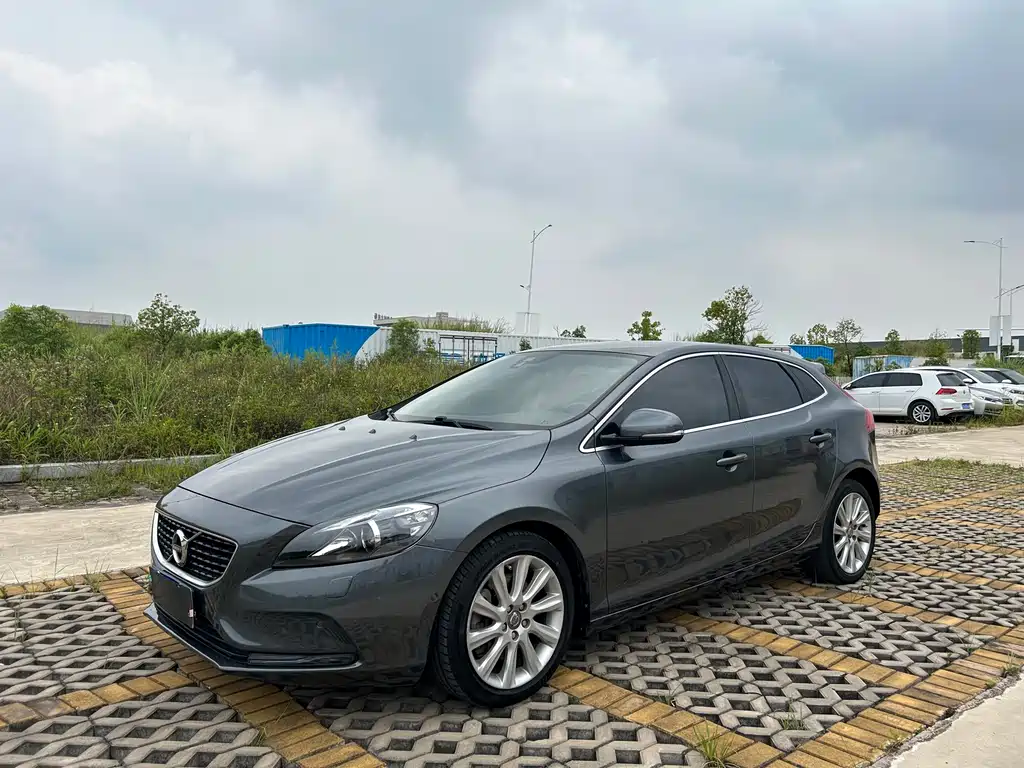 Volvo V40 2014 2.0T Zhiya Edition купить на сайте DeffCars