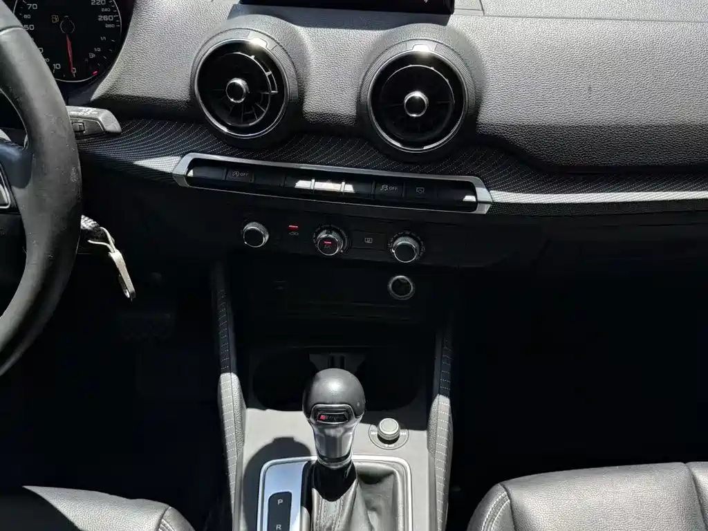 Audi Q2L 2018 35 TFSI launches exclusive version, National VI купить на сайте DeffCars