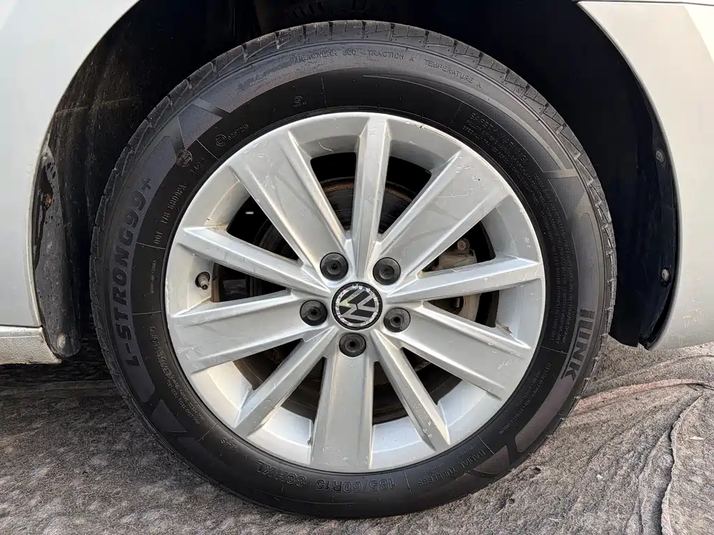 Jetta 2015 Premium Edition 1.4L Manual Comfort Type купить на сайте DeffCars