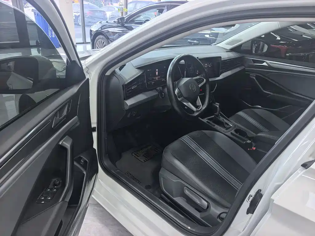 Sagitar 2025 300TSI DSG Flyover Edition купить на сайте DeffCars