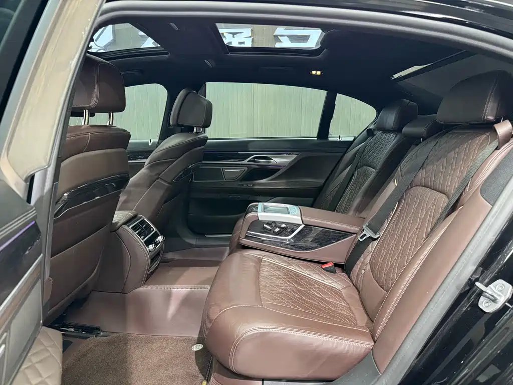 BMW 7 Series 2021 740Li Leading M Sports Package купить на сайте DeffCars