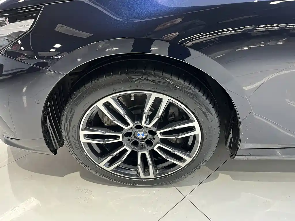 BMW 5 Series 2025 530Li Leading M Sports Package купить на сайте DeffCars