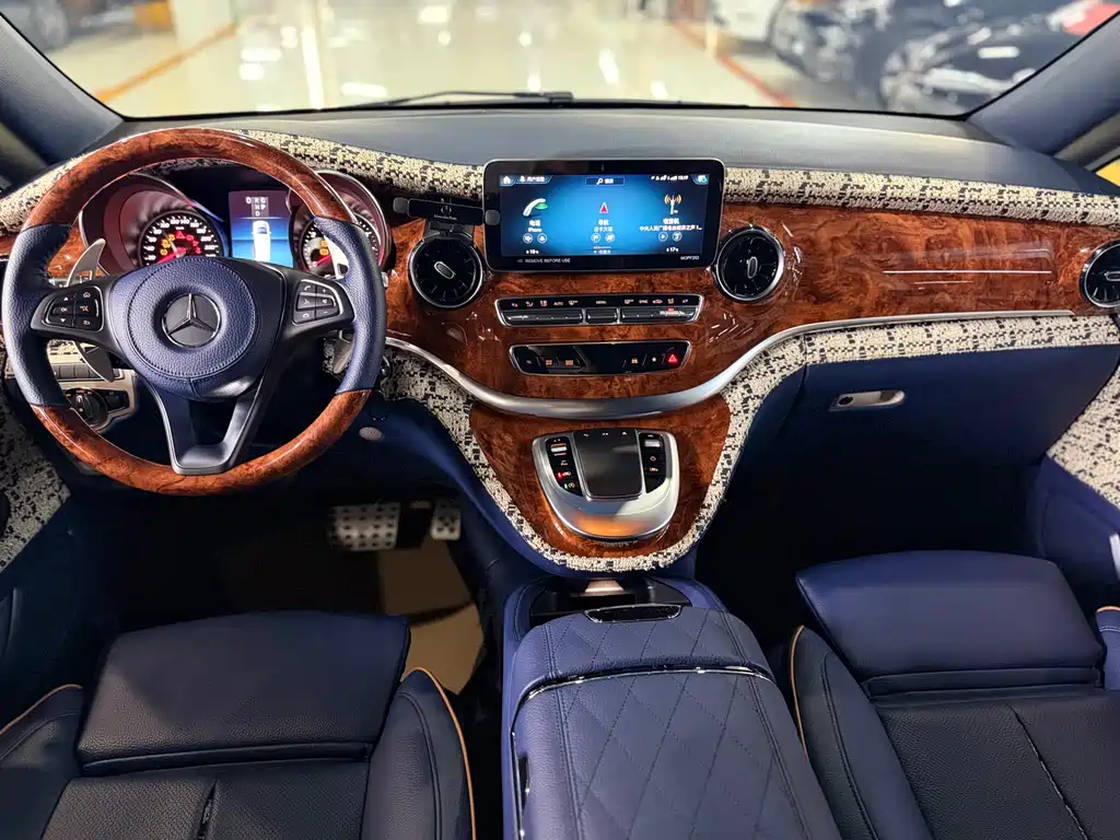 Mercedes-Benz V-Class 2022 V 260 L Long Wheelbase Premium Edition купить на сайте DeffCars