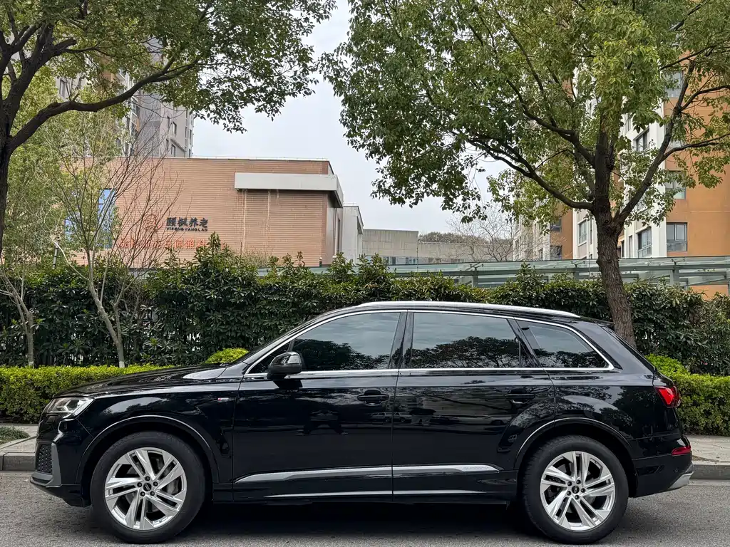 Audi Q7 2023 45 TFSI quattro S line sports купить на сайте DeffCars