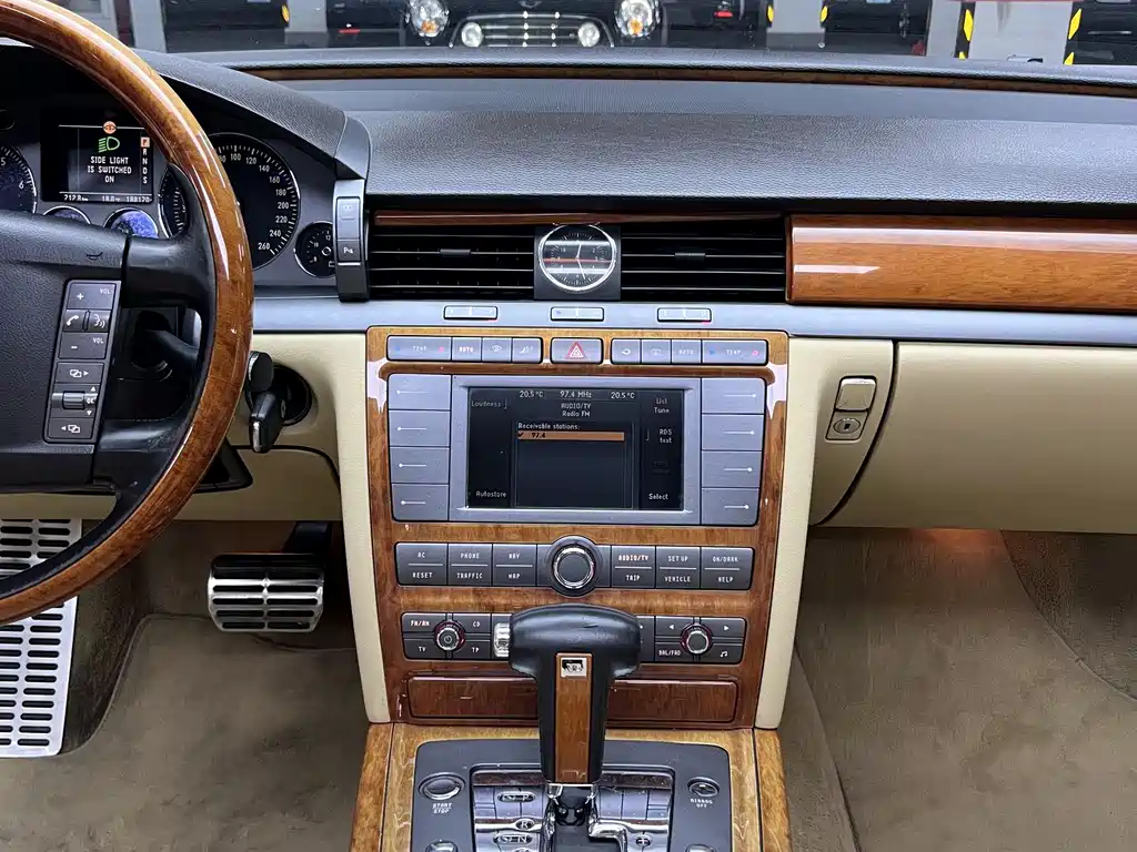 Phaeton 2007 3.2L V6 5-seat basic version купить на сайте DeffCars