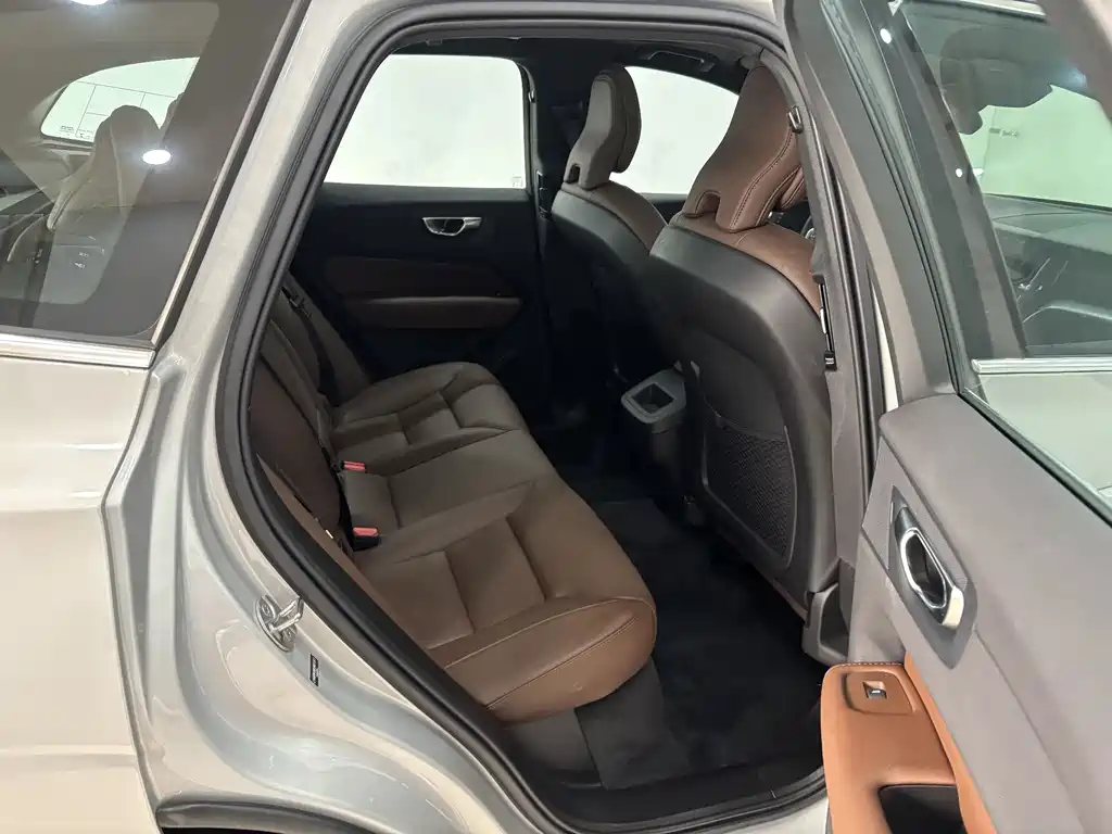 Volvo XC60 2025 B5 four-wheel drive Zhiyi Luxury Edition купить на сайте DeffCars
