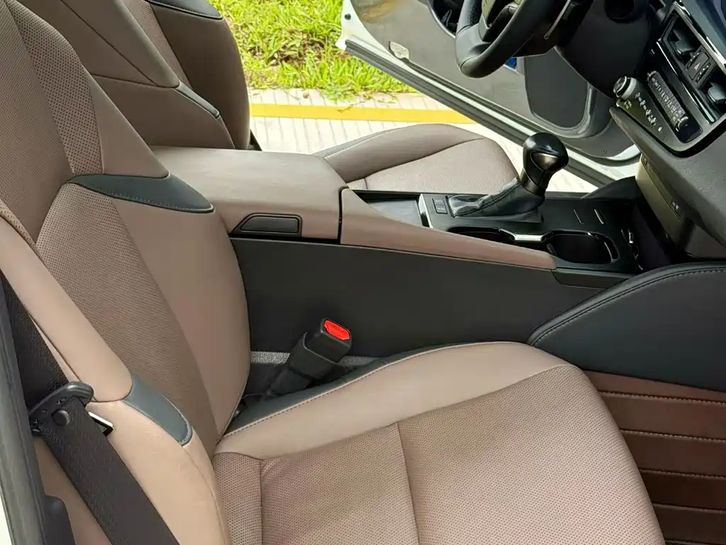 Lexus ES 2023 200 Excellence Edition купить на сайте DeffCars