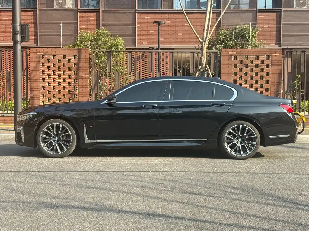 BMW 7 Series 2021 740Li Leading M Sports Package купить на сайте DeffCars