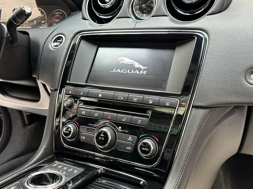Jaguar XJ 2016 XJL 3.0 SC two-wheel drive elegant business version купить на сайте DeffCars