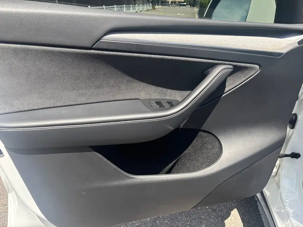 Model Y 2023 rear-wheel drive version купить на сайте DeffCars