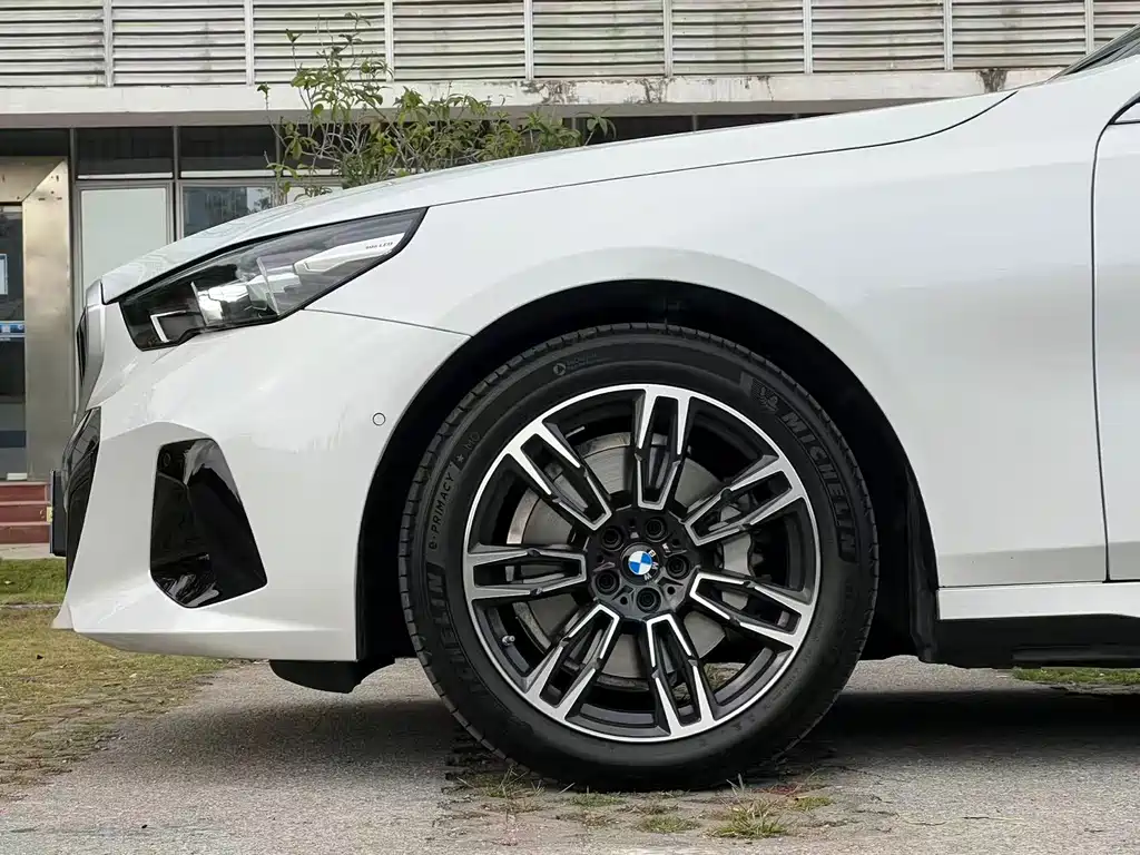 BMW 5 Series 2026 530Li Leading M Sports Package купить на сайте DeffCars