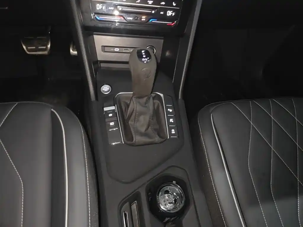 Tiguan L 2025 model 330TSI automatic two-wheel drive R-Line Longyao Edition купить на сайте DeffCars