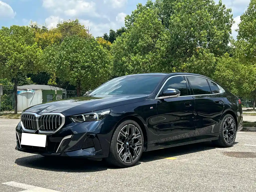 BMW 5 Series 2025 530Li Leading M Sports Package купить на сайте DeffCars