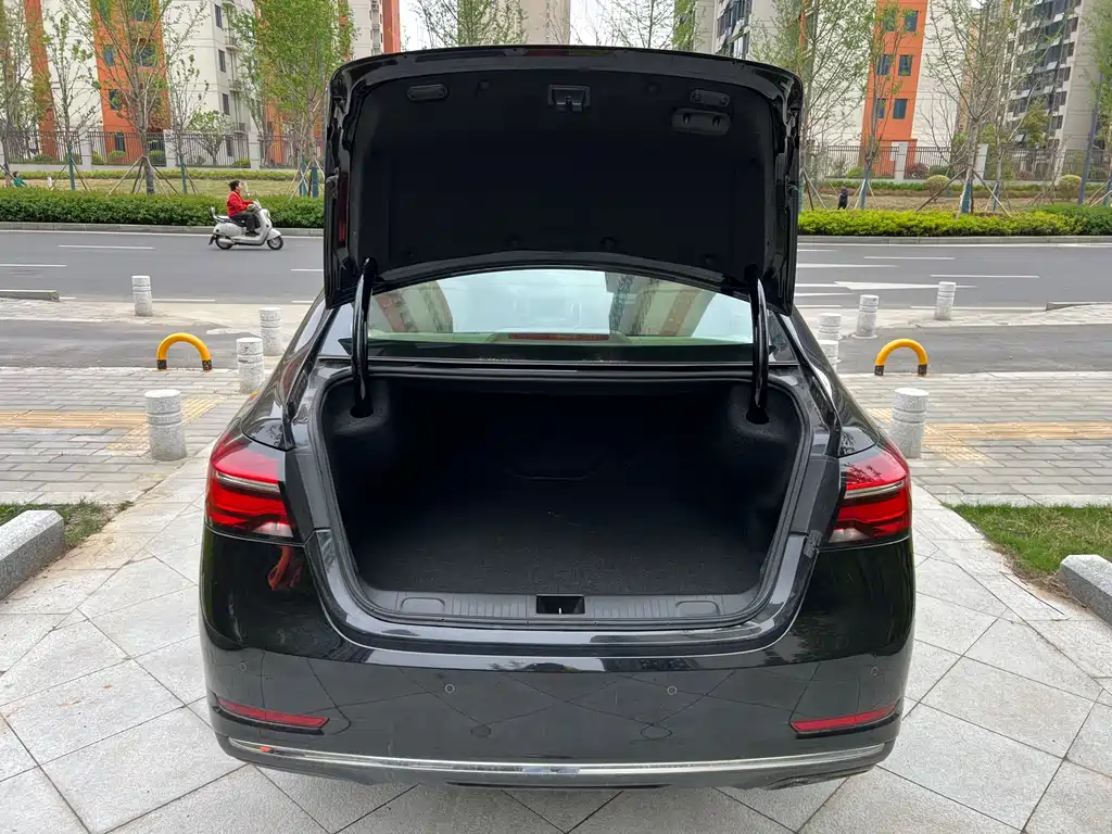 Roewe e950 2017 50T Hybrid Internet Executive Edition купить на сайте DeffCars