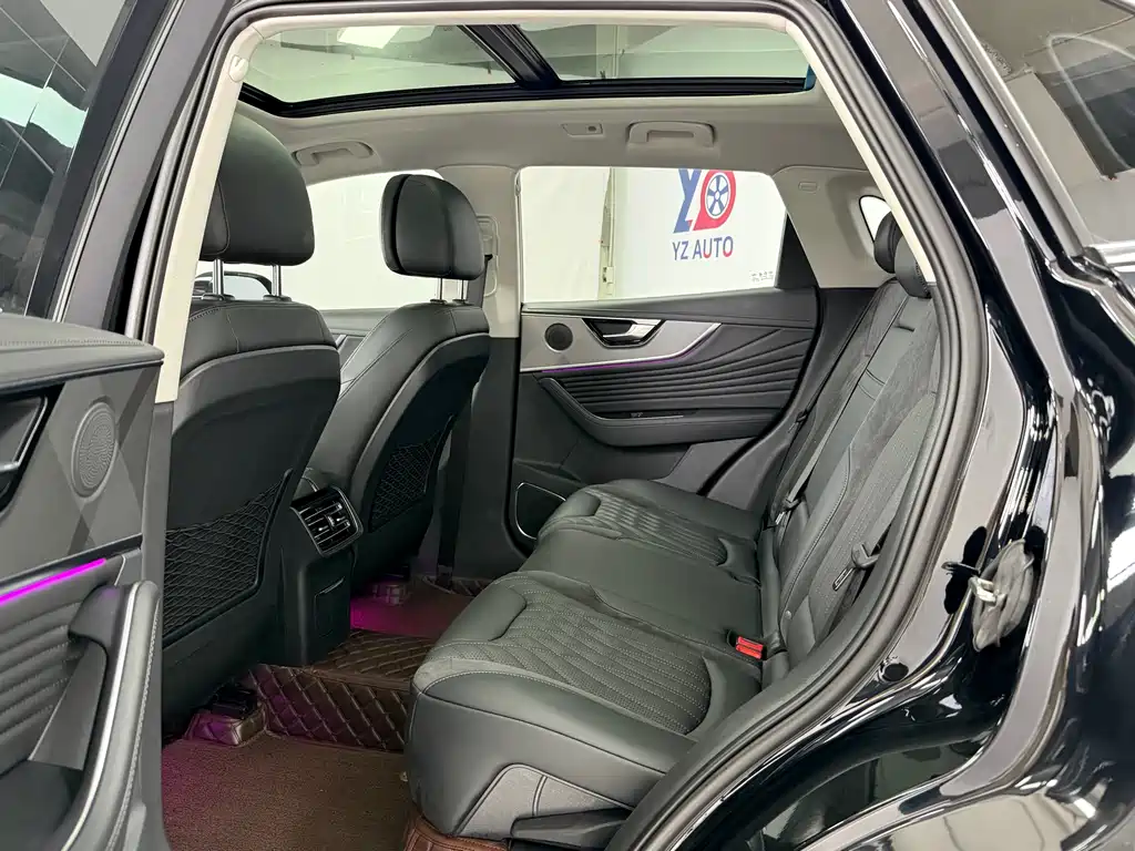 Hongqi HS5 2023 2.0T Qixiang Pro version купить на сайте DeffCars