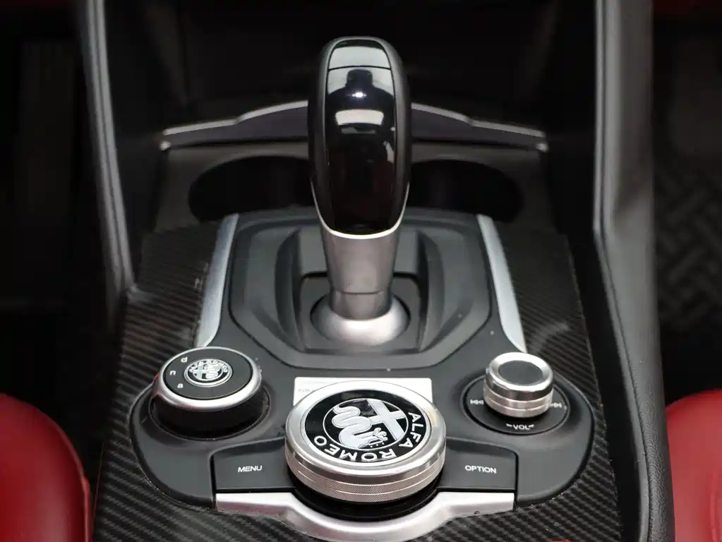 Giulia Juliet 2018 2.0T 200HP Luxury Edition Carbon Fiber Limited Edition купить на сайте DeffCars