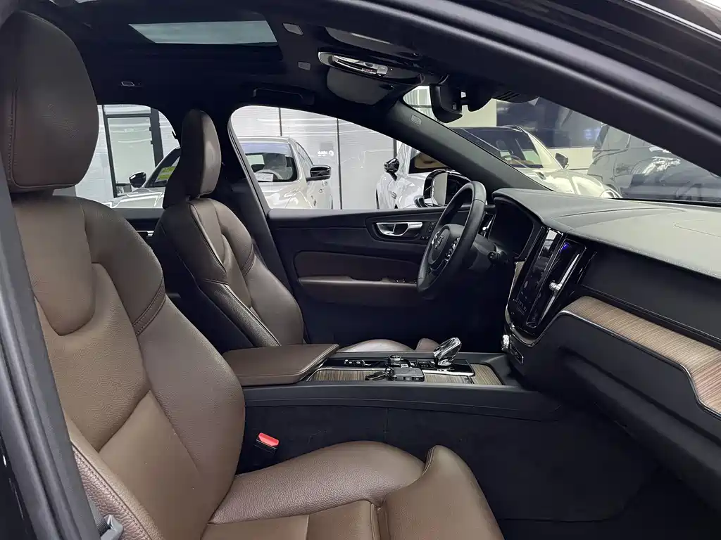 Volvo XC60 2023 B5 four-wheel drive Zhiyuan Deluxe Edition купить на сайте DeffCars