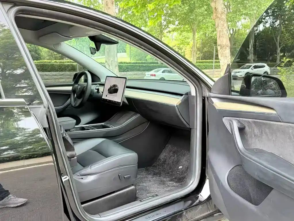 Model Y 2023 rear-wheel drive version купить на сайте DeffCars