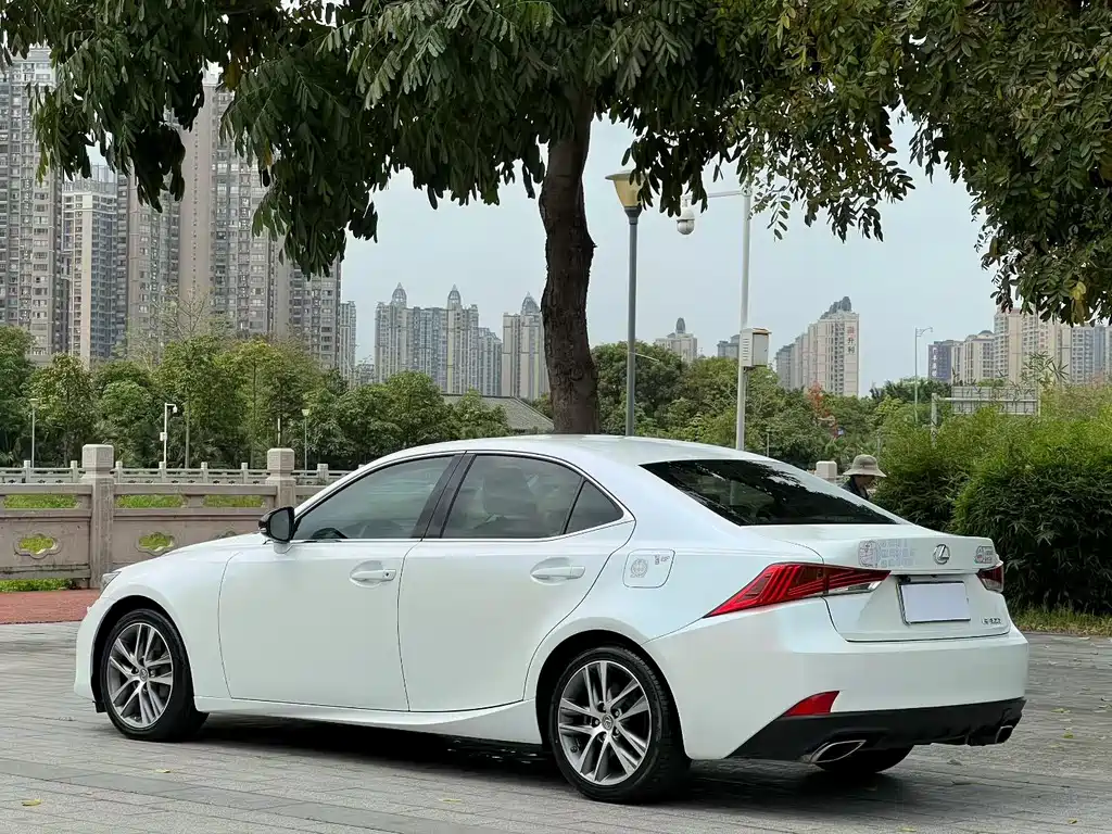 Lexus IS 2017 300 Leading Edition купить на сайте DeffCars