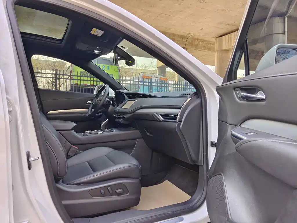 Cadillac XT4 2021 28T two-wheel drive leading model купить на сайте DeffCars