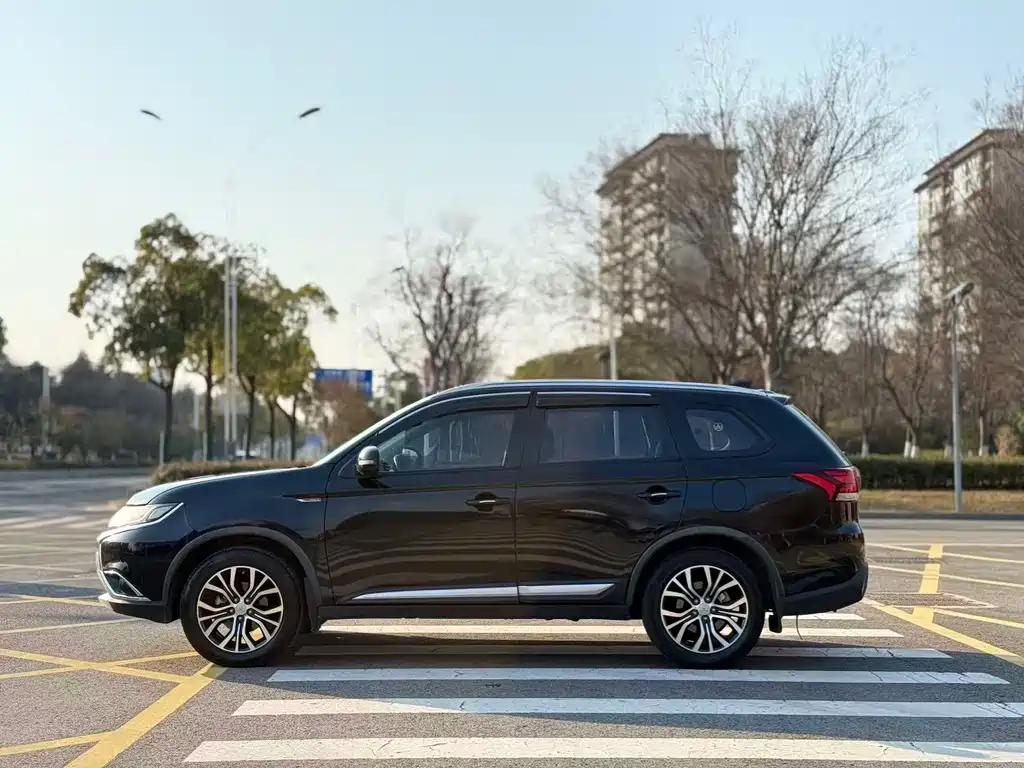 Outlander 2017 2.0L 2WD Honor Edition 5 seats купить на сайте DeffCars