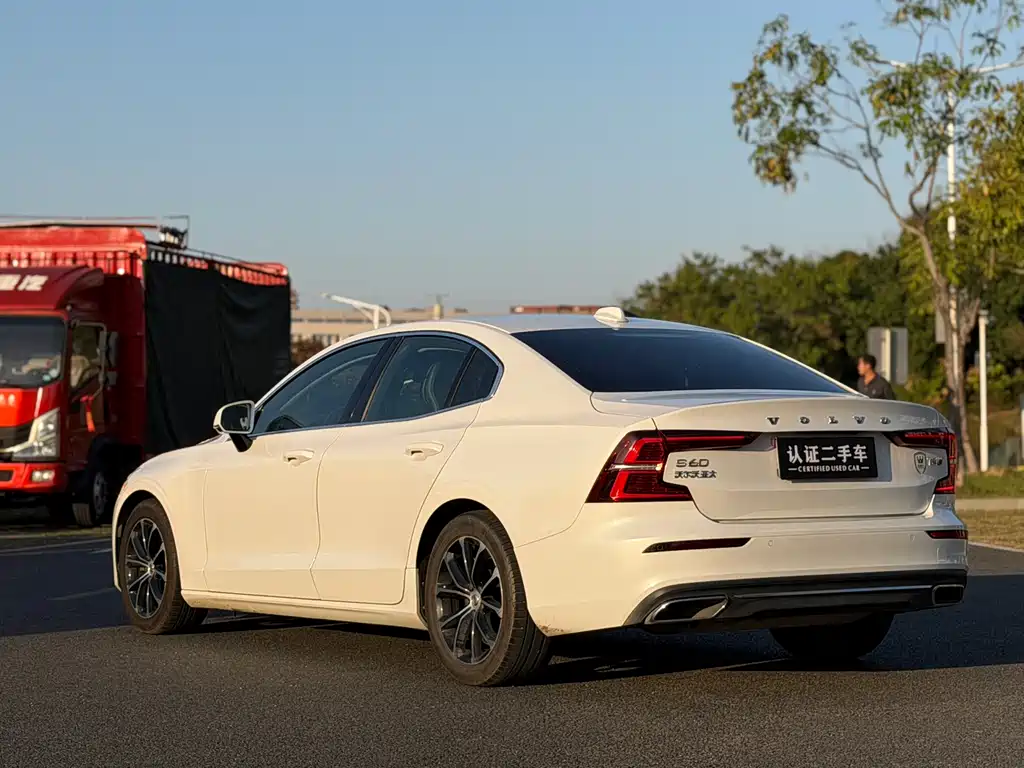 Volvo S60 2020 T4 Zhiyi Luxury Edition купить на сайте DeffCars