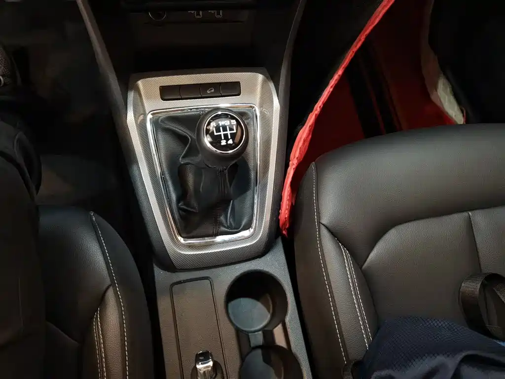 Roewe RX3 2018 1.6L Manual Internet Smart Edition купить на сайте DeffCars
