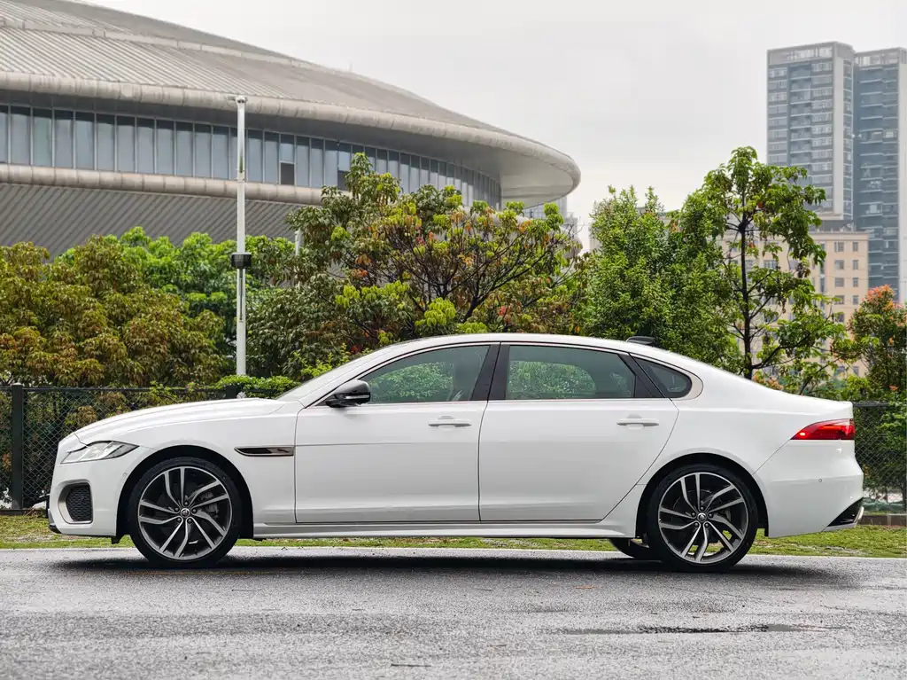 Jaguar XFL 2024 2.0T P300 four-wheel drive flagship sports gold version купить на сайте DeffCars