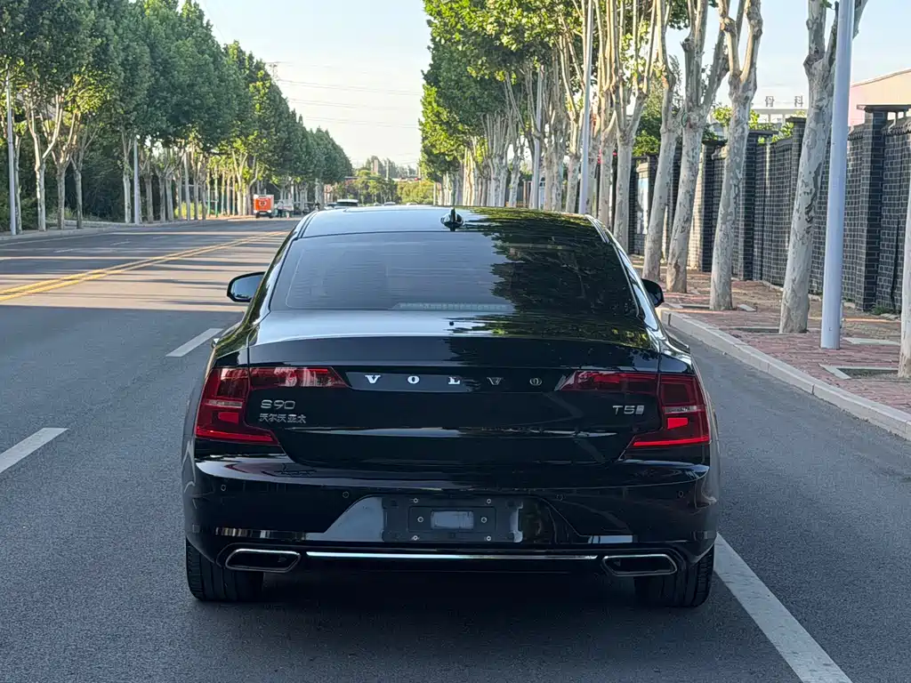 Volvo S90 2019 T5 Zhiyuan Edition купить на сайте DeffCars